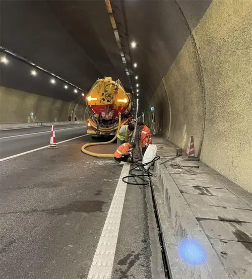 吴中隧道排水渠清淤